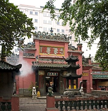 best places to visit in Vietnam jade emperor pagoda
